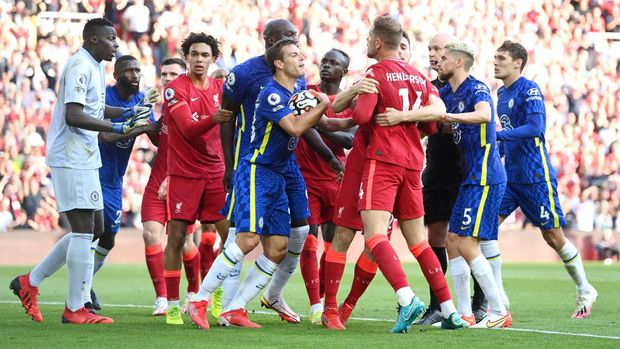 LIVERPOOL, ENGLAND - AUGUST 28: Players of Chelsea and Liverpool clash as Reece James of Chelsea (not pictured) is sent off, leading to a penalty and the first goal for Liverpool scored by Mohamed Salah (not pictured during the Premier League match between Liverpool and Chelsea at Anfield on August 28, 2021 in Liverpool, England. (Photo by Michael Regan/Getty Images)