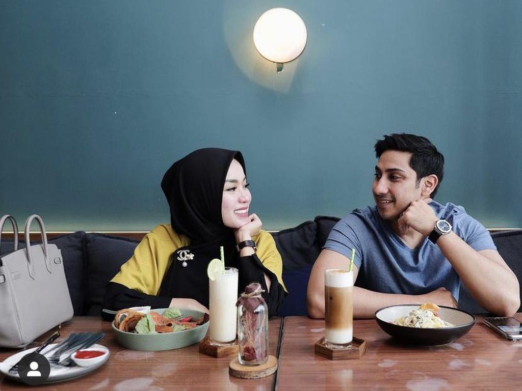 Medina Zein Tegaskan Nongkrong di Kafe Sebelum Tahu Suami Corona