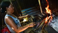 Melihat Pembuatan Sagu Gula Secara Tradisional di Maluku