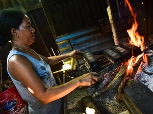 Melihat Pembuatan Sagu Gula Secara Tradisional di Maluku
