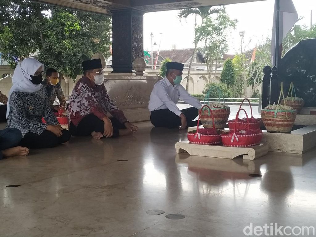 Menko PMK Ziarah ke Makam Bung Karno Menko PMK Ziarah ke Makam Bung Karno