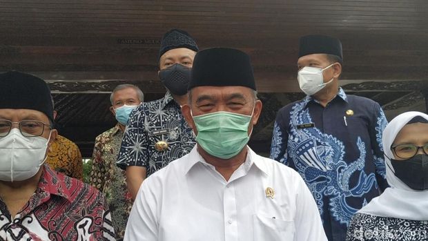 Bupati Jember menerima honor pemakaman COVID-19. Menurut Menko PMK Muhadjir Effendy, pejabat harus membuat keputusan bijak di masa prihatin terdampak Corona.