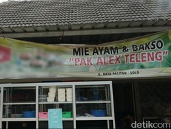 Namanya Mie Ayam Pak Alex Meski Pemiliknya Bernama Adi
