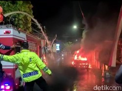 Mobil Ini Hangus Terbakar di Blitar, Api Diduga dari Korsleting Listrik