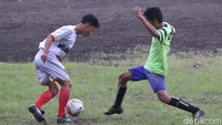Tidak seperti futsal yang menggelar pertandingan Indoor, pehobi sepakbola di Bandung ini memilih bermain sepakbola di lapangan besar karena dirasa bisa lebih aman dari virus pasalnya bermain di luar ruangan.