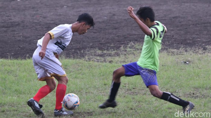 Sepakbola antar kampung ramai digandrungi warga Bandung di masa pandemi. Tak cuma jadi sarana olahraga, sepakbola tarkam juga jadi hiburan bagi masyarakat.