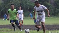 Seperti pecinta sepakbola di salah satu kampung di Kecamatan Paseh dan bertanding dengan tim sepakbola di salah satu kampung di Kecamatan Ibun, Kabupaten Bandung yang bertanding di Lapang Kamojang.