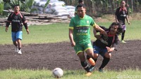 Biasanya sepakbola tarkam digelar jelang 17 Agustusan saja, kali ini digelar sebagai olahraga biasa yang bisa meningkatkan imunitas.