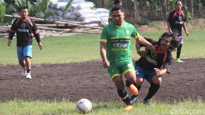 Sepakbola antar kampung ramai digandrungi warga Bandung di masa pandemi. Tak cuma jadi sarana olahraga, sepakbola tarkam juga jadi hiburan bagi masyarakat.