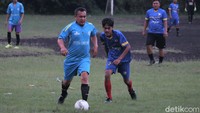Sepakbola antar kampung atau kerap disebut tarkam ramai digandrungi warga Bandung di masa pandemi COVID-19.