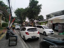 Bikin Macet, Parkir Liar Viral di Jl Tebet Timur Belum Ditertibkan
