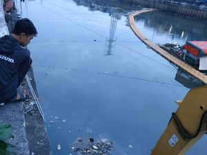 Takut Diserang Konvoi Motor, Pemuda di Jakbar Nekat Ceburkan Diri ke Sungai Takut Diserang Konvoi Motor, Pemuda di Jakbar Nekat Ceburkan Diri ke Sungai