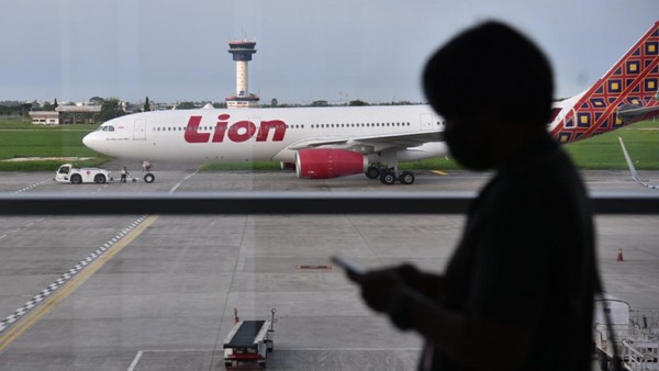 Pesawat Batik Air rute Banda Aceh-Jakarta terpaksa dialihkan ke bandara Kualanamu. Diketahui pesawat yang bertujuan ke Jakarta itu mendarat darurat pada pukul 11.45 WIB.