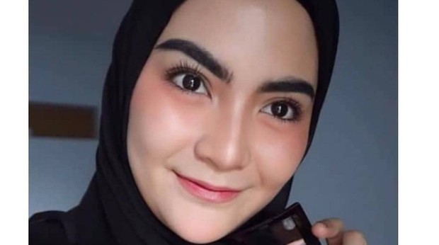 Penggunaan blush on demam tepat di bawah mata/Instagram.com/teh_euisssss Penggunaan blush on demam tepat di bawah mata/Instagram.com/teh_euisssss
