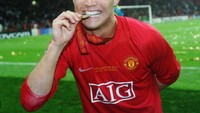 Momen Cristiano Ronaldo merayakan kemenangannya usai Manchester United menjuarai Liga Champions pada tahun 2008. Getty Images/Alex Livesey.  