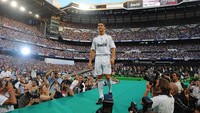 Pada tahun 2009 Cristiano Ronaldo meninggalkan Setan Merah untuk merumput di La Liga Spanyol. Ronaldo dibeli Real Madrid dari MU seharga 94 juta Euro atau setara Rp 1,6 triliun. Getty Images/Denis Doyle.  