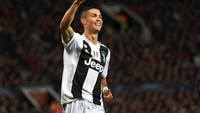 Tahun 2018 Ronaldo dibeli Juventus dari Real Madrid seharga 117 juta Euro atau setara Rp 2 triliun. Sang megabintang itu pun menjadi pemain penting Si Nyonya Tua. Di Juventus Ronaldo bikin 101 gol dari 134 pertandingan. Ronaldo pun persembahkan lima trofi termasuk dua kali juara Liga Italia. Getty Images/Michael Regan.