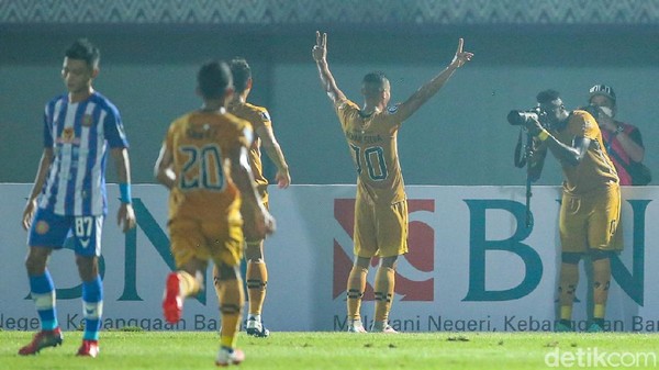 Persiraja Banda Aceh merayakan gol ke gawang Bhayangkara FC.