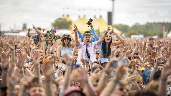 Potret Festival Musik di Inggris yang Ramai Dipadati Anak Muda