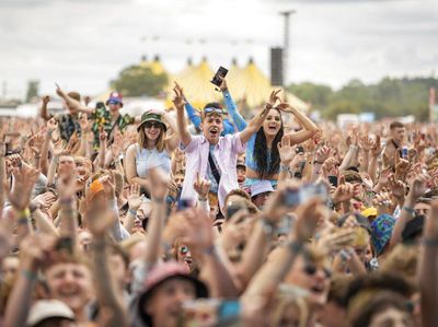 Potret Festival Musik di Inggris yang Ramai Dipadati Anak Muda