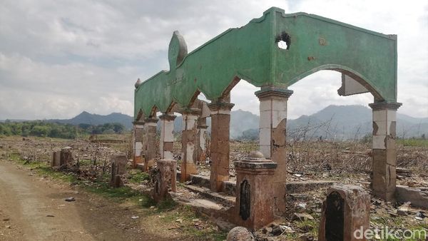 Potret Puing Bangunan Masjid yang Muncul Saat Waduk Jatigede Surut