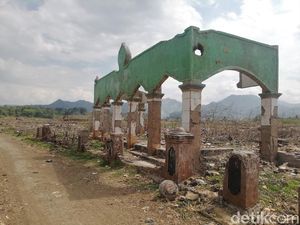 Potret Puing Bangunan Masjid yang Muncul Saat Waduk Jatigede Surut