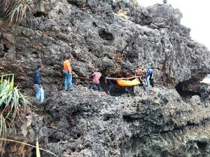 Pria di Blitar Tewas Terjatuh dari Tebing Karang Saat Mancing