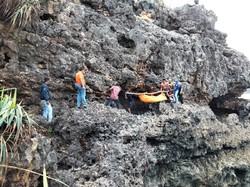 Pria di Blitar Tewas Terjatuh dari Tebing Karang Saat Mancing