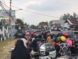 Keluh Kesah Warga Terjebak Macet 3 Jam dari Puncak ke Jakarta