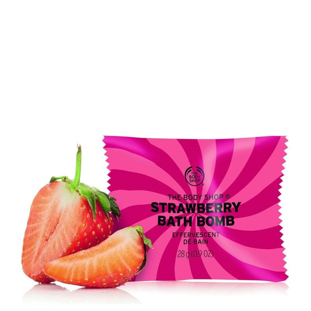 The Body Shop Strawberry Bath Bomb / foto : shopee.co.id/vichi_shop The Body Shop Strawberry Bath Bomb / foto : shopee.co.id/vichi_shop