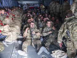 Pasukan Ukraina Dilatih Militer Inggris Mengoperasikan Roket Artileri