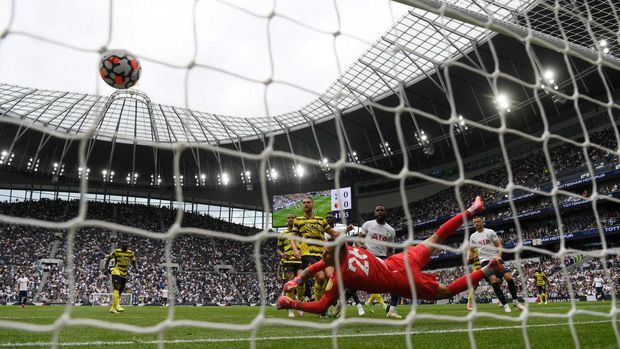 LONDON, ENGLAND - AUGUST 29: Daniel Bachmann of Watford dives in vain as Heung-Min Son of Tottenham Hotspur scores their sides first goal  during the Premier League match between Tottenham Hotspur and Watford at Tottenham Hotspur Stadium on August 29, 2021 in London, England. (Photo by Mike Hewitt/Getty Images)