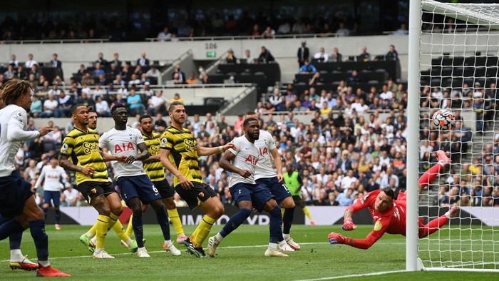 LONDON, ENGLAND - AUGUST 29: Daniel Bachmann of Watford dives in vain as Heung-Min Son of Tottenham Hotspur scores their sides first goal  during the Premier League match between Tottenham Hotspur and Watford at Tottenham Hotspur Stadium on August 29, 2021 in London, England. (Photo by Mike Hewitt/Getty Images)