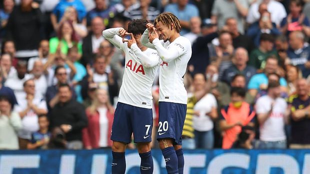 LONDON, ENGLAND - AUGUST 29: Heung-Min Son of Tottenham Hotspur celebrates after scoring their sides first goal with team mate Dele Alli during the Premier League match between Tottenham Hotspur and Watford at Tottenham Hotspur Stadium on August 29, 2021 in London, England. (Photo by Catherine Ivill/Getty Images)
