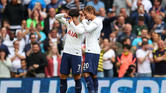 LONDON, ENGLAND - AUGUST 29: Heung-Min Son of Tottenham Hotspur celebrates after scoring their sides first goal with team mate Dele Alli during the Premier League match between Tottenham Hotspur and Watford at Tottenham Hotspur Stadium on August 29, 2021 in London, England. (Photo by Catherine Ivill/Getty Images)
