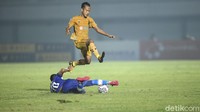 Pada awal babak kedua Bhayangkara langsung tampil menekan untuk menambah keunggulan.  
