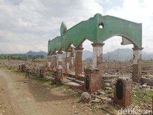 Masjid-Bangunan Muncul ke Permukaan di Tengah Surutnya Waduk Jatigede