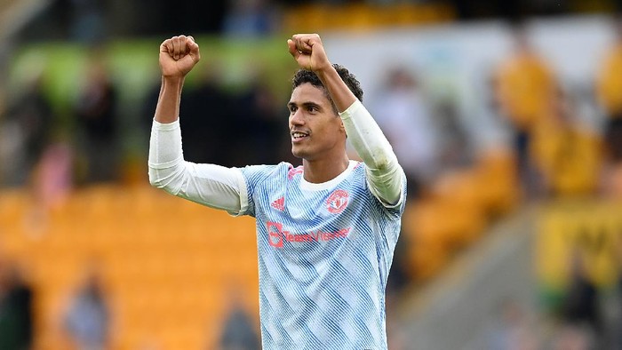WOLVERHAMPTON, ENGLAND - AUGUST 29: Raphaël Varane of Manchester United celebrates following the Premier League match between Wolverhampton Wanderers  and  Manchester United at Molineux on August 29, 2021 in Wolverhampton, England. (Photo by Michael Regan/Getty Images)