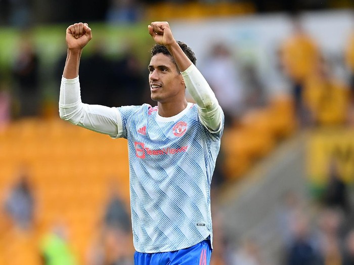 WOLVERHAMPTON, ENGLAND - AUGUST 29: Raphaël Varane of Manchester United celebrates following the Premier League match between Wolverhampton Wanderers  and  Manchester United at Molineux on August 29, 2021 in Wolverhampton, England. (Photo by Michael Regan/Getty Images)