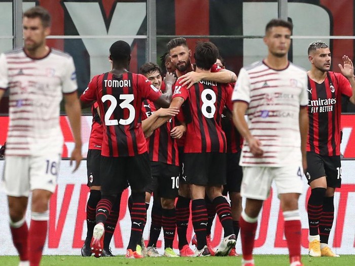 MILAN, ITALY - AUGUST 29: Olivier Giroud (C) of AC Milan celebrates his goal with his team-mates during the Serie A match between AC Milan and Cagliari Calcio at Stadio Giuseppe Meazza on August 29, 2021 in Milan, . (Photo by Marco Luzzani/Getty Images)