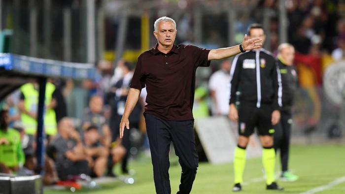SALERNO, ITALY - AUGUST 29: Josè Mourinho AS Roma coach gestures during the Serie A match between US Salernitana and AS Roma at Stadio Arechi on August 29, 2021 in Salerno, Italy. (Photo by Francesco Pecoraro/Getty Images)