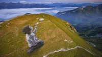 Ada Karya Seni Raksasa di Puncak Pegunungan Alpen