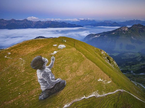 Ada Karya Seni Raksasa di Puncak Pegunungan Alpen