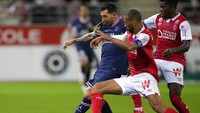 Dia cuma sempat melakukan aksi umpan 1-2 dengan Kylian Mbappe tapi digagalkan lawan.  