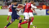 PSG menang dengan skor 2-0 lewat sepasang gol Kylian Mbappe. Oleh karenanya, fans PSG masih harus menunggu dua pekan lagi untuk menyaksikan aksi Messi dan tentunya debut gol.  