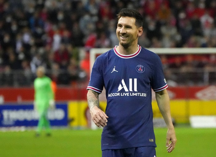 Aksi Lionel Messi Saat Debut Bareng PSG Reims' Marshall Munetsi, left, challenges for the ball with PSG's Lionel Messi during the France League One soccer match between Reims and Paris Saint-Germain, at the Stade Auguste-Delaune in Reims, France, Sunday, Aug. 29, 2021. (AP Photo/Francois Mori)
