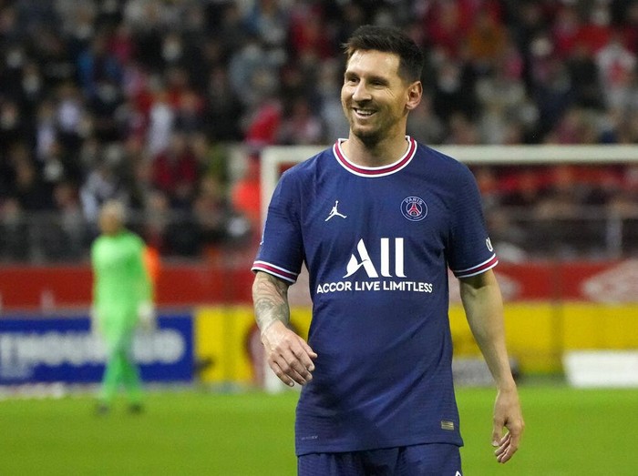Reims' Marshall Munetsi, left, challenges for the ball with PSG's Lionel Messi during the France League One soccer match between Reims and Paris Saint-Germain, at the Stade Auguste-Delaune in Reims, France, Sunday, Aug. 29, 2021. (AP Photo/Francois Mori)