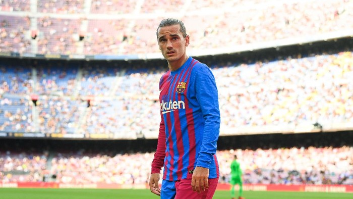 BARCELONA, SPAIN - AUGUST 29: Antoine Griezmann of FC Barcelona looks on during the La Liga Santader match between FC Barcelona and Getafe CF at Camp Nou on August 29, 2021 in Barcelona, Spain. (Photo by David Ramos/Getty Images)