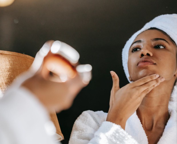 Aplikasikan di Kulit Wajah yang Basah