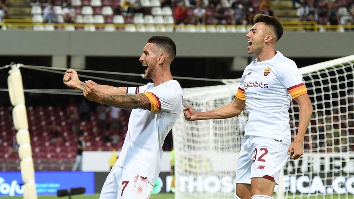 SALERNO, ITALY - AUGUST 29: Stephan El Shaarawy and Lorenzo Pellegrini of AS Roma celebrate the 0-4 goal scored by Lorenzso Pellegrini during the Serie A match between US Salernitana and AS Roma at Stadio Arechi on August 29, 2021 in Salerno, Italy. (Photo by Francesco Pecoraro/Getty Images)